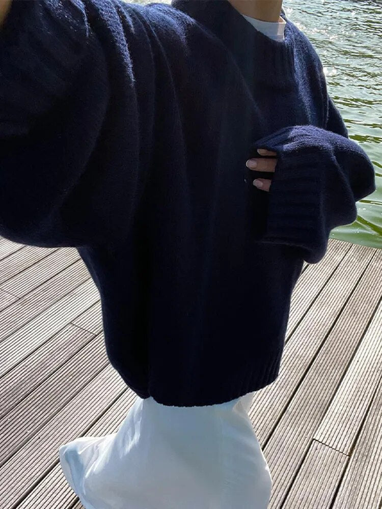 Granatowe swetry z rękawami w kształcie skrzydła nietoperza